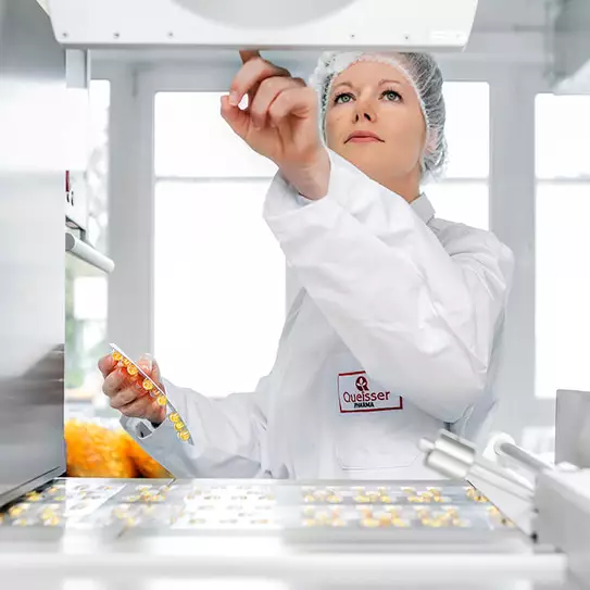 Mitarbeiterin im Labor